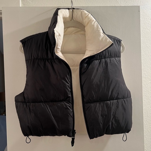 Reversible Black and White Cropped Puffer Vest - Picture 1 of 3